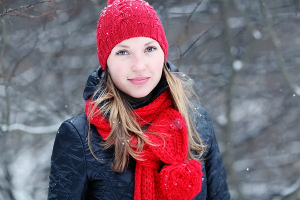 Frau im Winter — Stockfoto