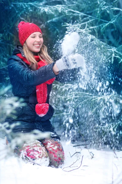 Kobieta bawiąca się śniegiem — Zdjęcie stockowe