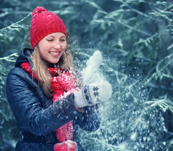 雪と遊ぶ女 — ストック写真
