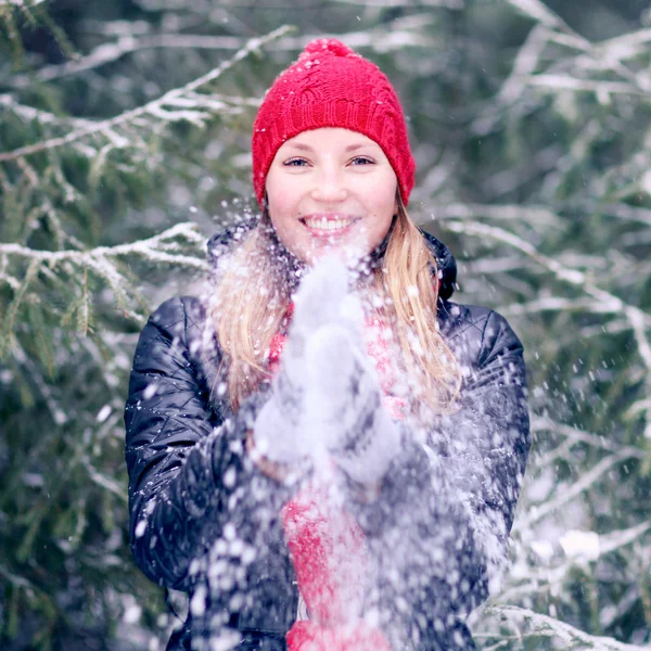 Frau spielt mit Schnee — Stockfoto