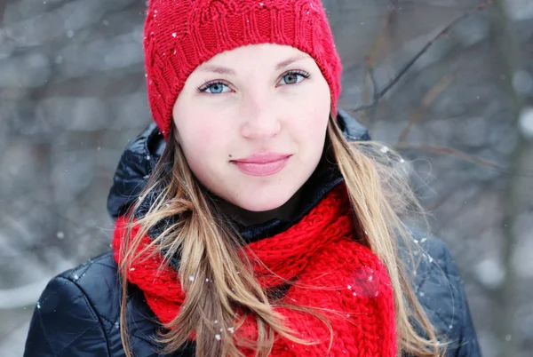 Frau im Winter — Stockfoto