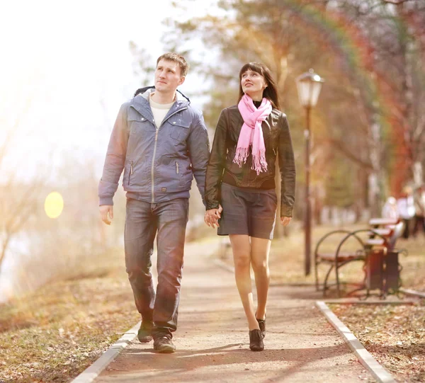 Amantes en el parque — Foto de Stock