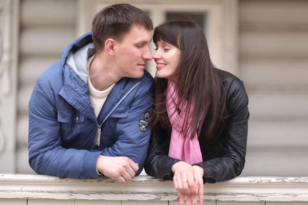 Les amoureux s'embrassent — Photo