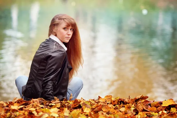 연못에 있는 여자 — 스톡 사진
