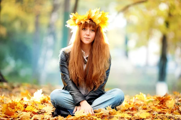 Женщина с кленовыми листьями венка — стоковое фото