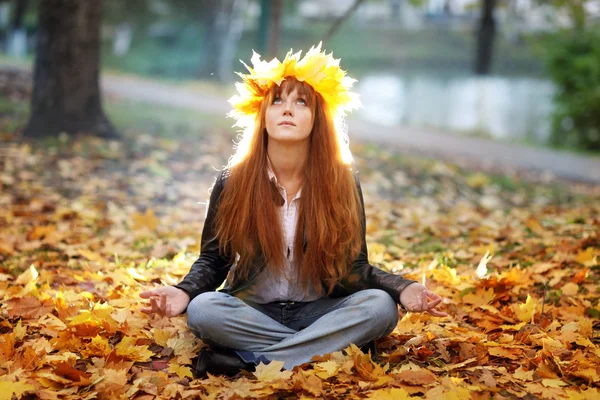Vrouw met esdoorn bladeren krans — Stockfoto