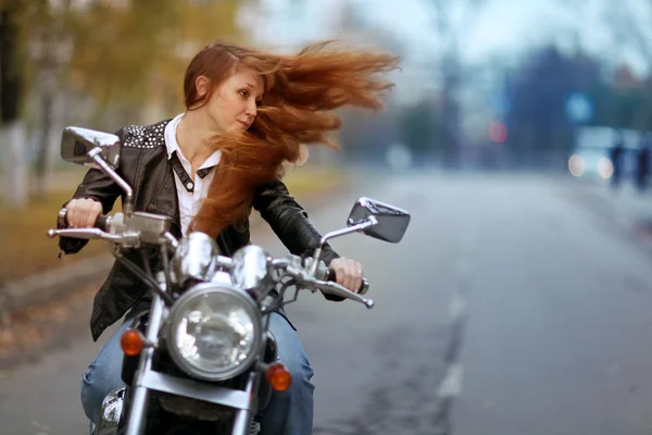 Chica en moto —  Fotos de Stock