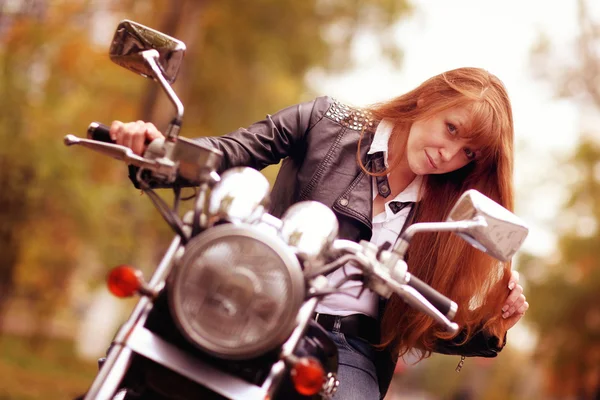 Chica en moto — Foto de Stock