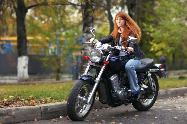 Meisje op motorfiets — Stockfoto