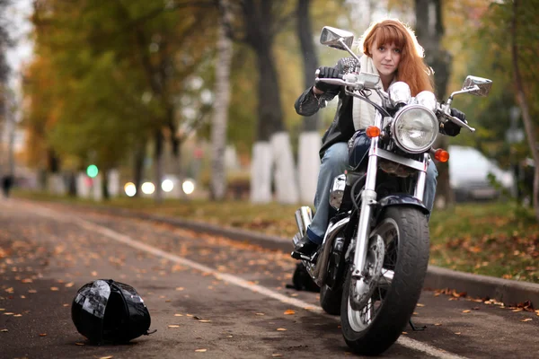 Chica en moto —  Fotos de Stock