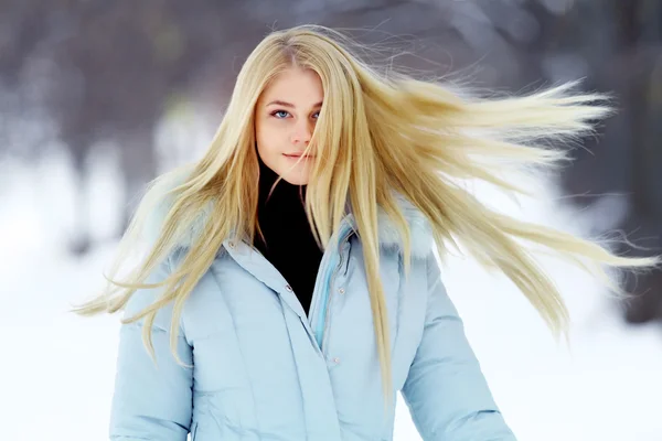 Blond tjej hår fladdrande — Stockfoto