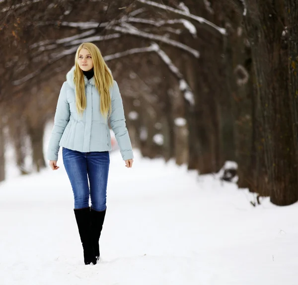 Donna nella foresta invernale — Foto Stock