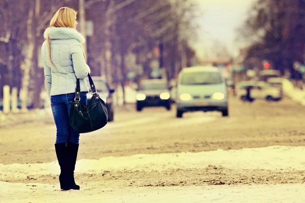 Женщина идет по улице — стоковое фото