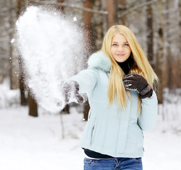 Chica en el parque de nieve — Foto de Stock