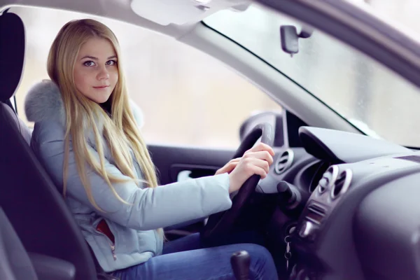 Vrouw in auto — Stockfoto