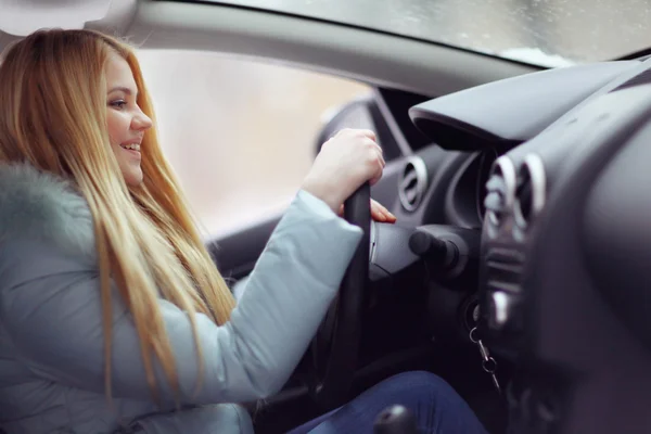 Vrouw in auto — Stockfoto