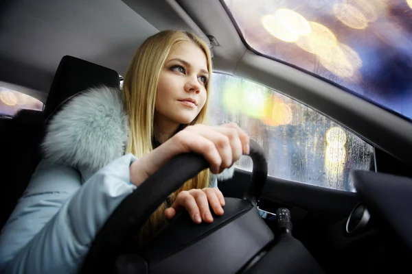 Vrouw in auto — Stockfoto