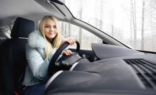 Frau im Auto — Stockfoto