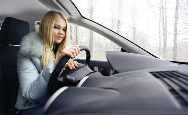 Vrouw in auto — Stockfoto