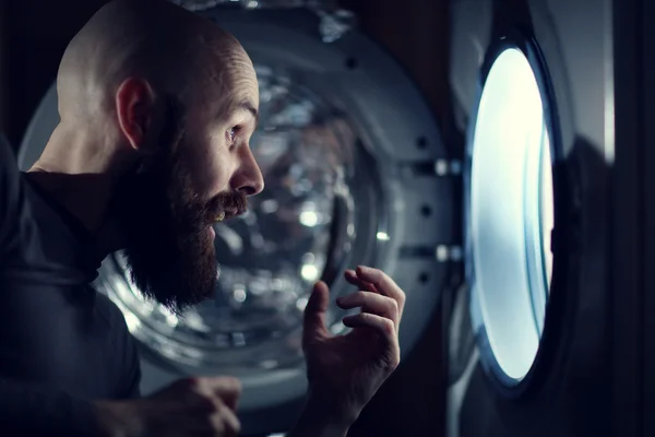 Mann mit Waschmaschine — Stockfoto