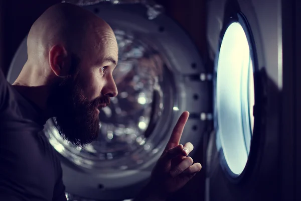 Man met wasmachine — Stockfoto