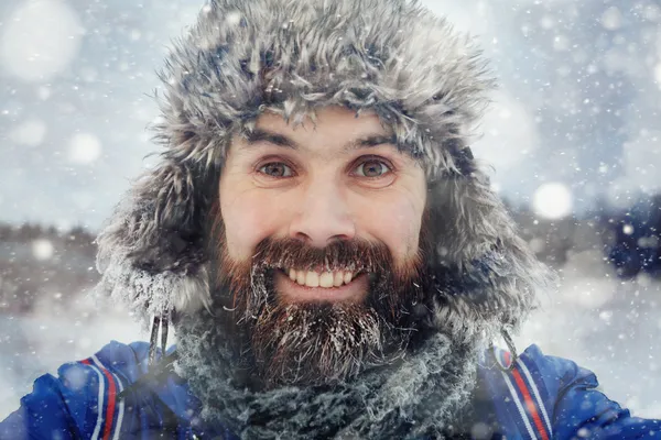 Sonriente hombre barbudo — Foto de Stock