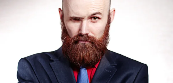 Удивлённый бородатый бизнесмен — стоковое фото