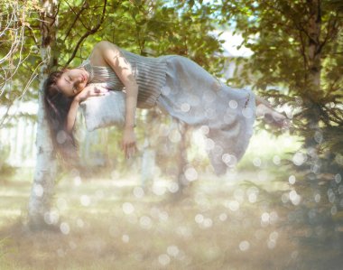 Kız bahar parkta uyur