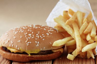 çizburger ve patates kızartması