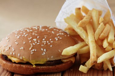 çizburger ve patates kızartması
