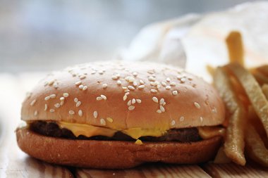 çizburger ve patates kızartması