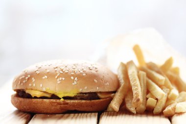 çizburger ve patates kızartması
