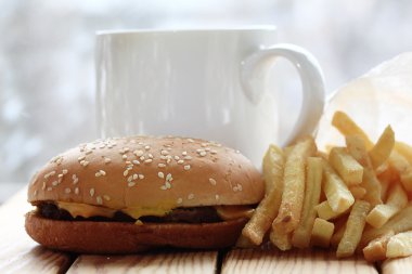 çizburger ve patates kızartması
