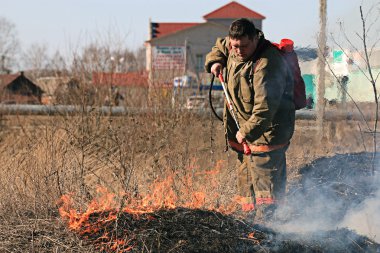İtfaiyeci de orman yangını