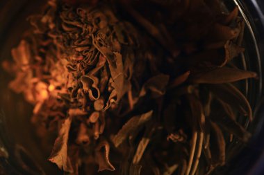 Bir fincan yeşil çay.