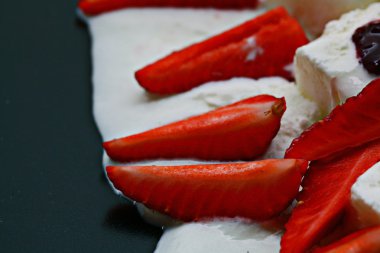 Çilekli dondurma tatlı