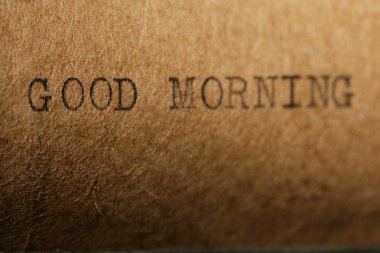 bir daktilo üzerinde yazıt