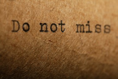 bir daktilo üzerinde yazıt