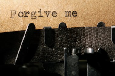 bir daktilo üzerinde yazıt