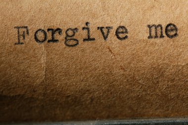 bir daktilo üzerinde yazıt