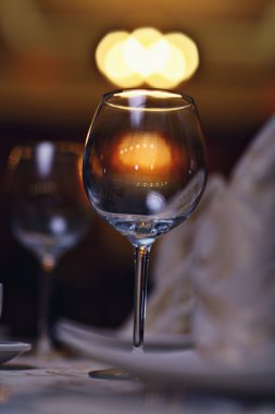 tabak, bardak ve peçeteler servis