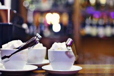 bir restoranda yemek servisi