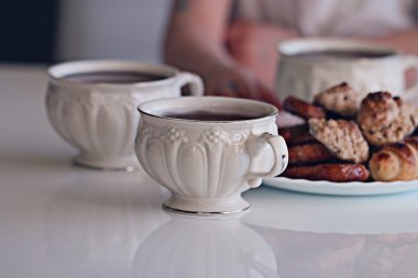 Beyaz fincan çay ile tanımlama