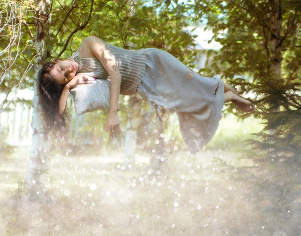 Mädchen schläft im Frühlingspark — Stockfoto