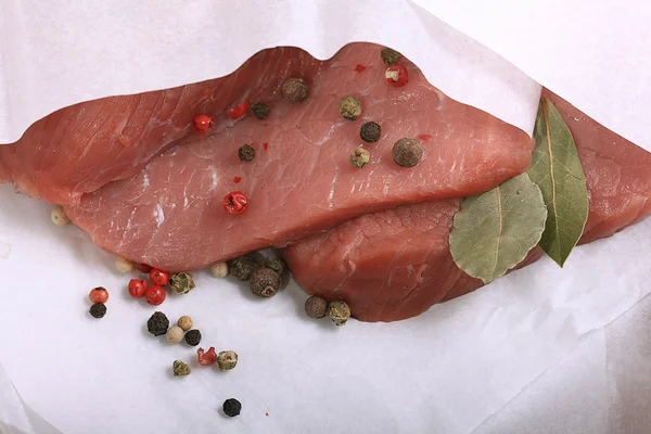 Carne cruda con especias — Foto de Stock