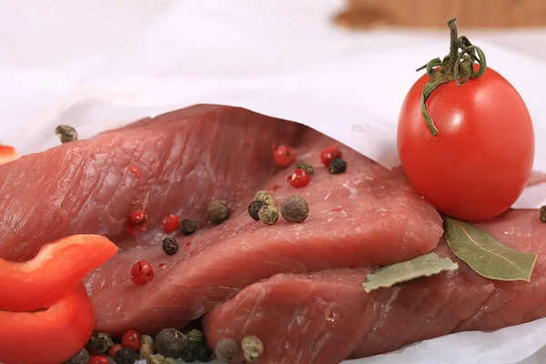 Rohes Fleisch mit Gewürz — Stockfoto