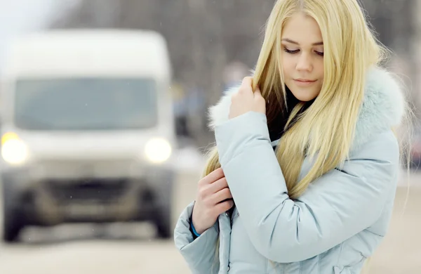 Woman in winter road — Stock Photo, Image