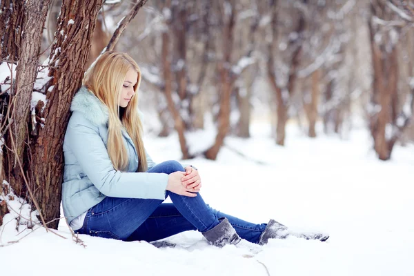 Donna nel parco invernale — Foto Stock