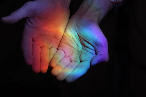 Arco iris en las manos — Foto de Stock