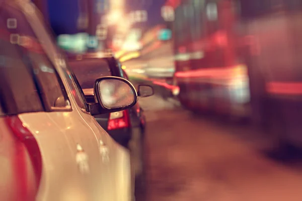 Tráfico de coches de ciudad por la noche —  Fotos de Stock